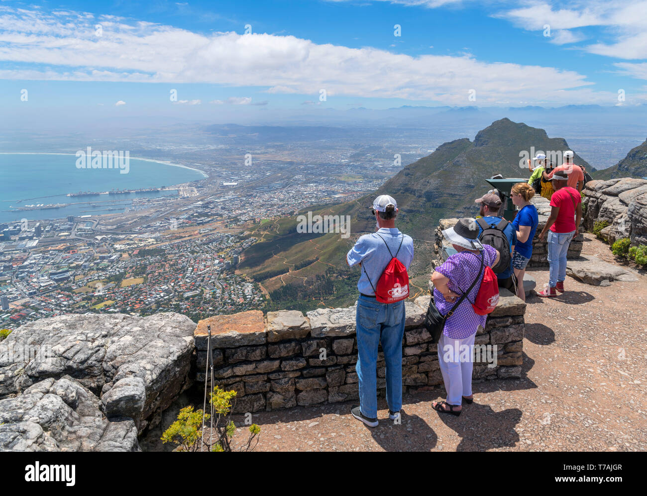 Les touristes à un point de vue sur la Montagne de la table qui surplombe la ville de Cape Town, Western Cape, Afrique du Sud Banque D'Images