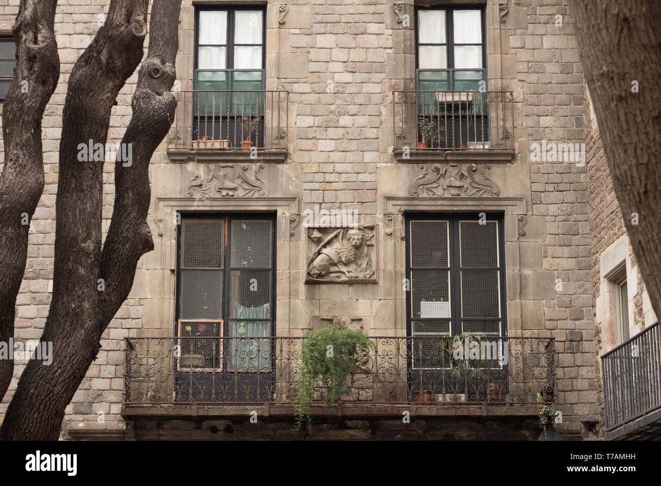 Façade d'immeuble ancien avec balcon et windows Banque D'Images