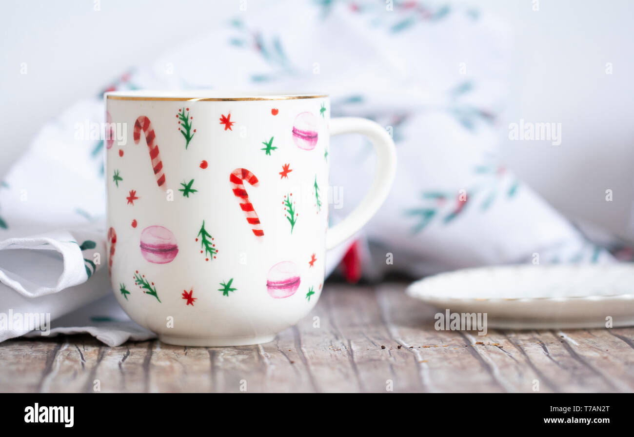 Tasse en céramique de gros plan sur table en bois Banque D'Images