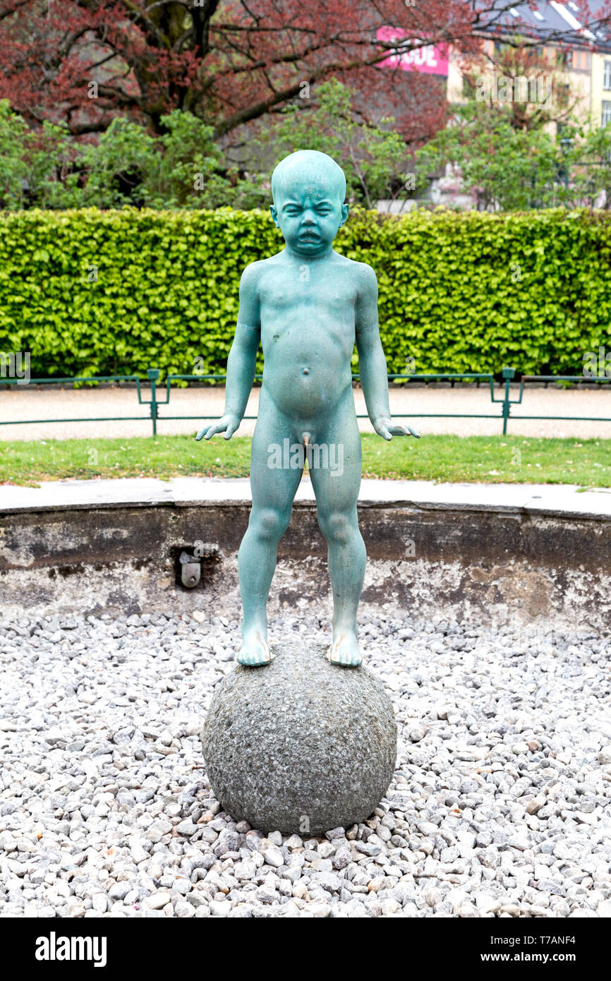 Grinegutten (Crying Boy) sculpture de Sofus Madsen par Smålungeren à Bergen, Norvège Banque D'Images