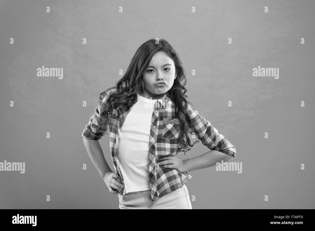 Les techniques de pose pour les modèles. Face canard concept. Kid funny grimace face. Petite fille aux cheveux longs qui posent. Kid funny face cheveux bouclés se fond bleu. Conseils pour une séance photo professionnelle. Banque D'Images