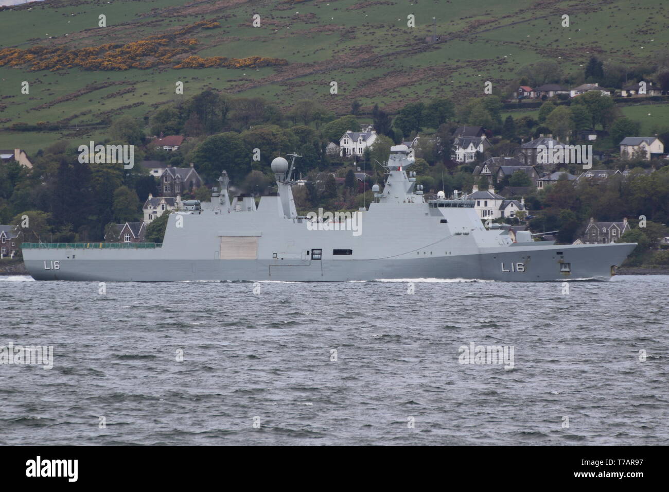 KDM Absalon (L16), un support de classe d'Absalon navire exploité par la Marine royale norvégienne, passant à l'arrivée pour Greenock Bouclier Formidable Exercice 2019 Banque D'Images