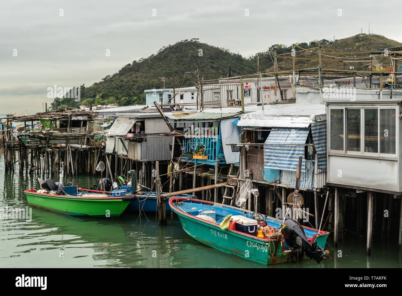 Hong Kong, Chine - 7 mars, 2019 : Tai O village de pêcheurs. Pauvres pêcheurs blancs des maisons sur pilotis à l'embouchure de la rivière Tai O ajouté par couleur, des bouées et des sloops Banque D'Images