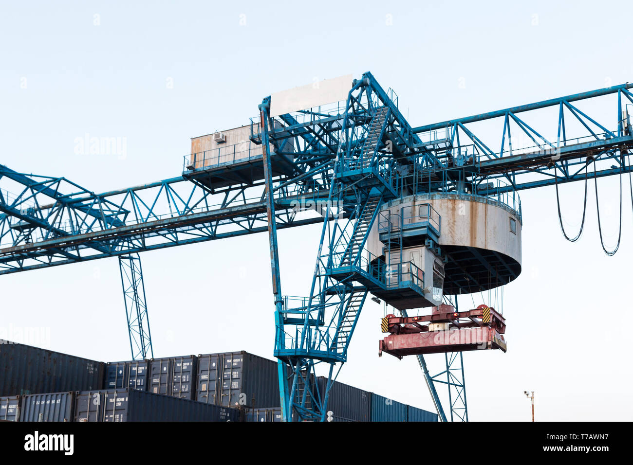 Grande grue du port de déchargement des conteneurs de fret. Banque D'Images