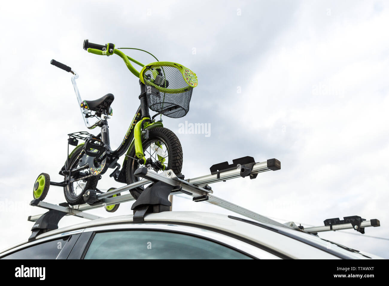 Le transport de vélos - le vélo sur le toit d'une voiture contre le ciel dans un montage spécial pour le vélo. La décision de transporter de grosses charges d'un Banque D'Images