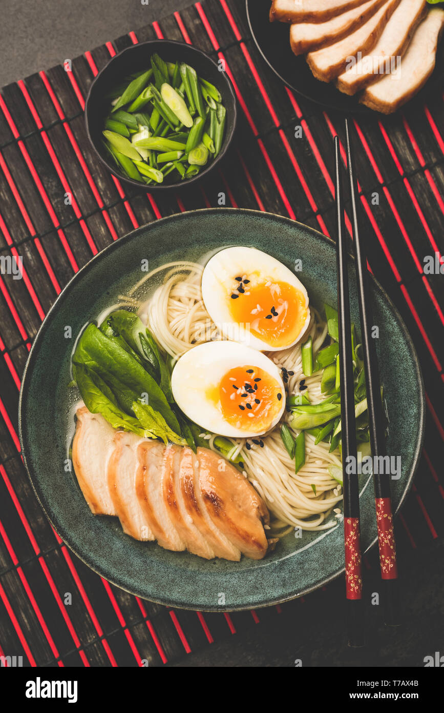 Soupe aux nouilles ramen avec de l'oeuf et servi dans un bol en bambou. Vue de dessus de table. Gastronomie Cuisine asiatique Banque D'Images