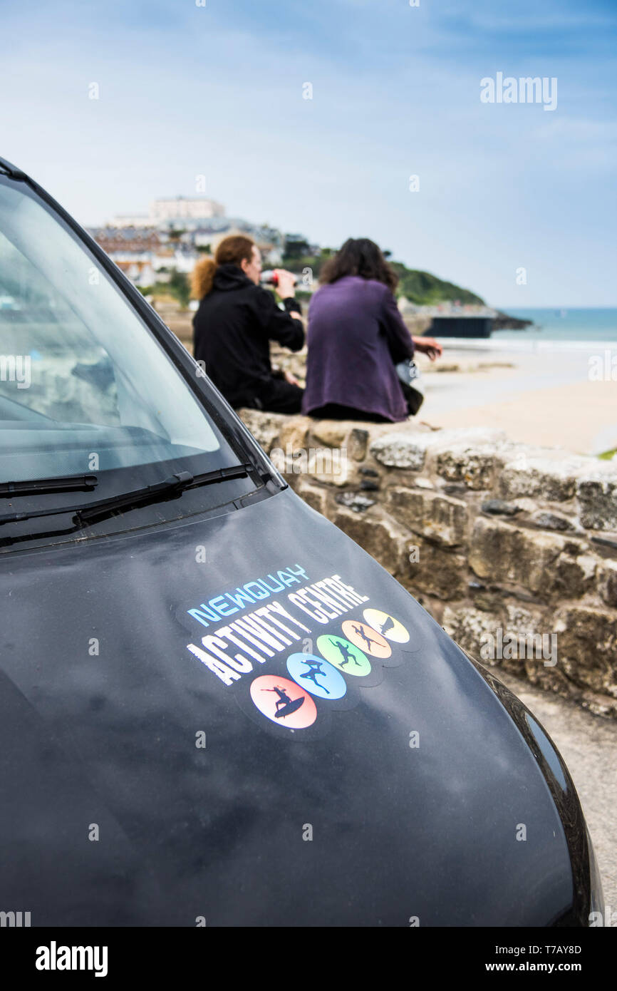 Le logo de Newquay Centre d'activité sur un véhicule stationné à plage de Towan à Newquay en Cornouailles. Banque D'Images