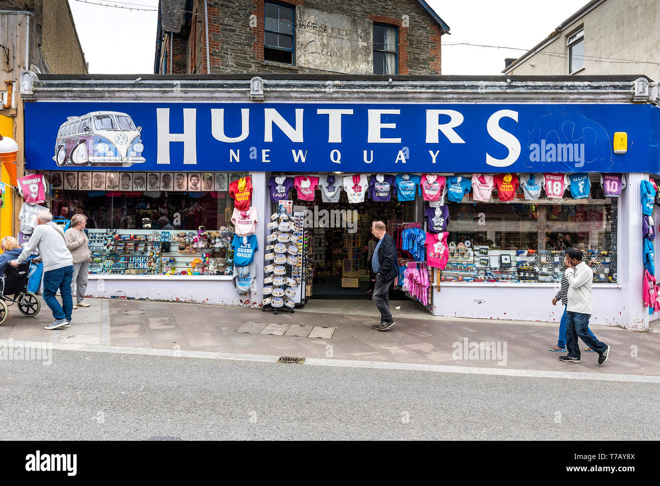 Les chasseurs de souvenirs vendant à peu de nouveautés et de souvenirs dans le centre-ville de Newquay en Cornouailles. Banque D'Images