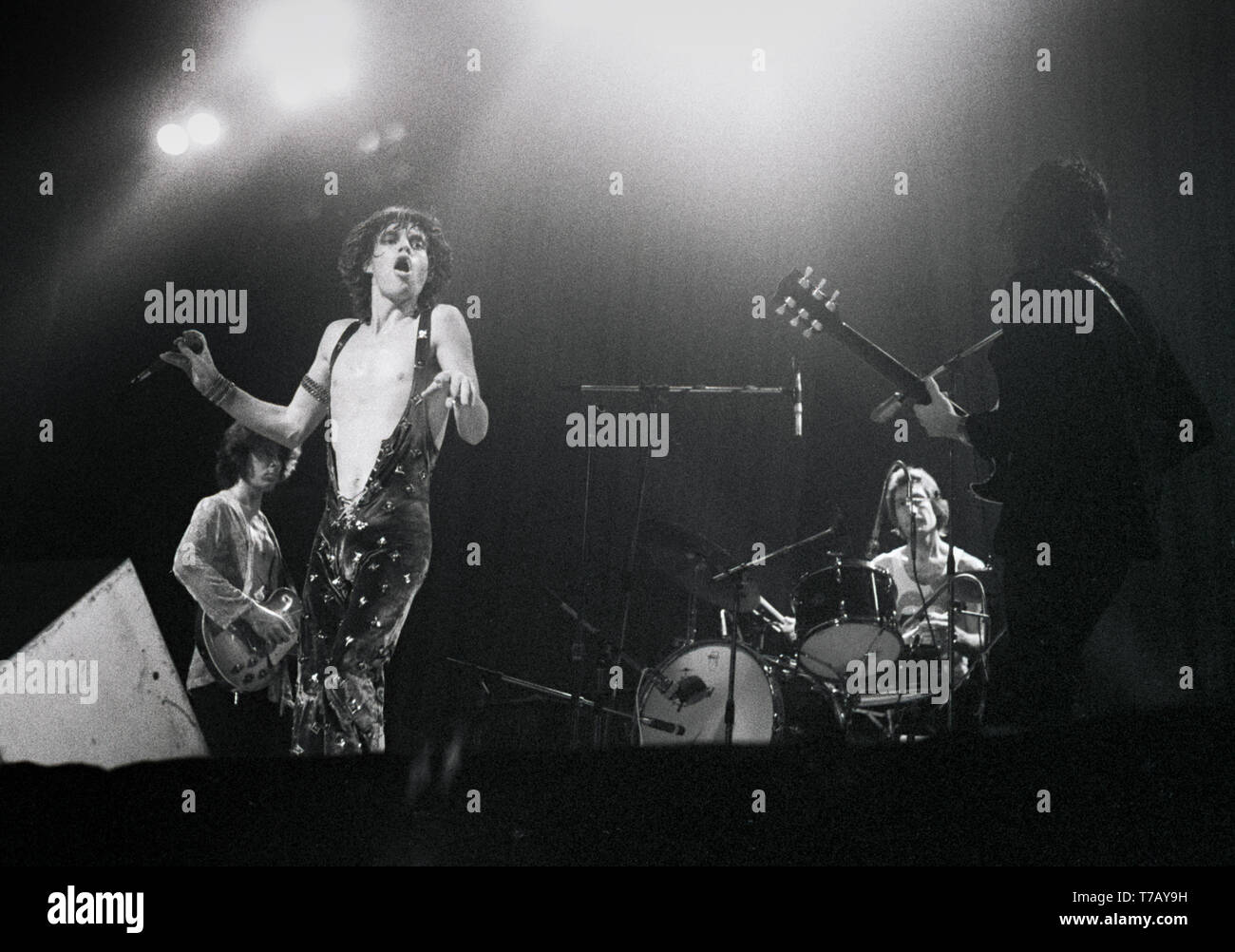 COLOGNE, ALLEMAGNE : Mick Jagger des Rolling Stones il se produit sur scène  à l'Sportshalle à Cologne, Allemagne, le 2 juin 1976 dans le cadre de leur  tournée de l'Europe '76 Photo