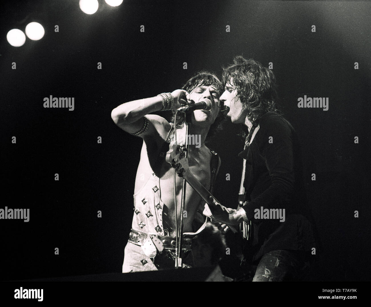 COLOGNE, ALLEMAGNE : Mick Jagger et Keith Richards des Rolling Stones il se produit sur scène à l'Sportshalle à Cologne, Allemagne, le 2 juin 1976 dans le cadre de leur tournée de l'Europe '76. Banque D'Images