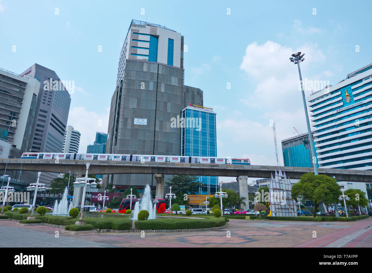 BTS skytrain en passant devant le Parc Lumphini, Sala Daeng Junction, Pathum Wan district, Bangkok, Thaïlande Banque D'Images