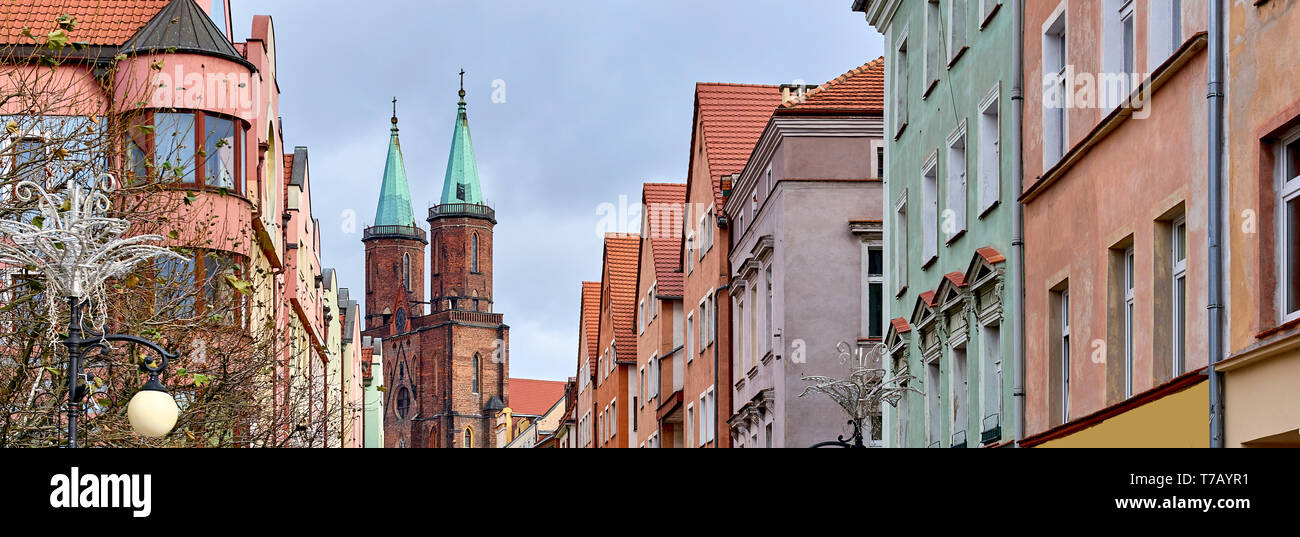 Image panoramique ville de Legnica, une des plus anciennes villes du sud-ouest de la Pologne, partie centrale de la Basse Silésie, clocher du diocèse catholique romain Banque D'Images