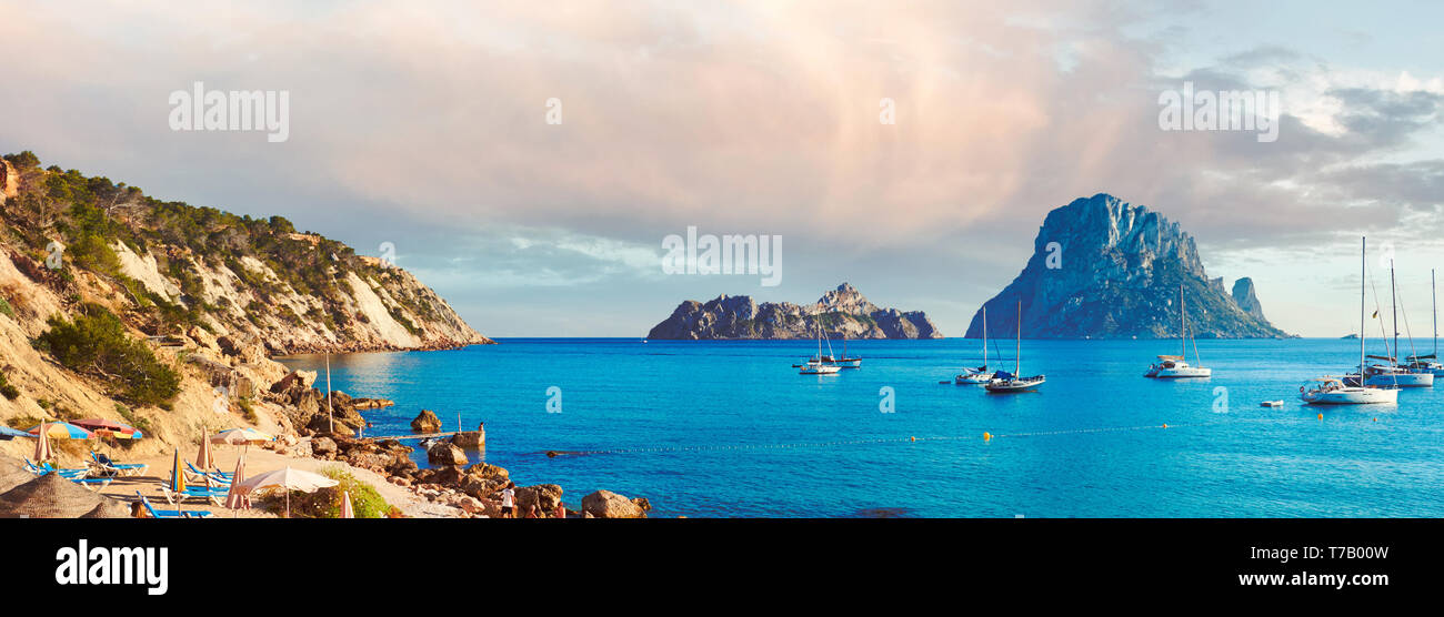 Image horizontale de l'été du Cala d'Hort de sable, en été est extrêmement populaire, plage ont une vue fantastique sur l'île mystérieuse de Es Vedra. Ibiza Banque D'Images