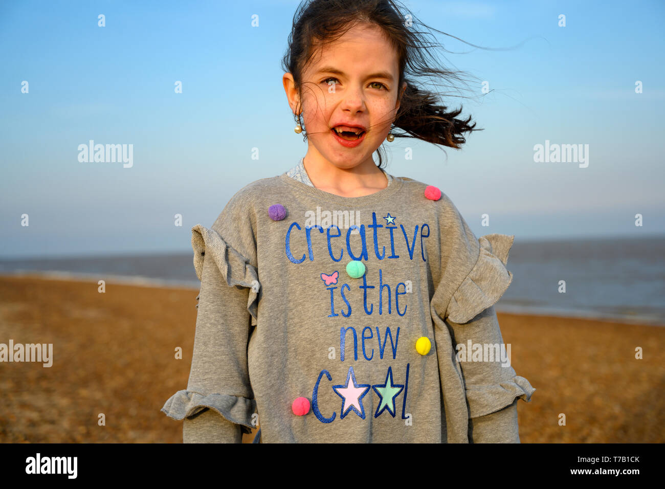 7 ans, bénéficiant d'une promenade de bord de mer Banque D'Images