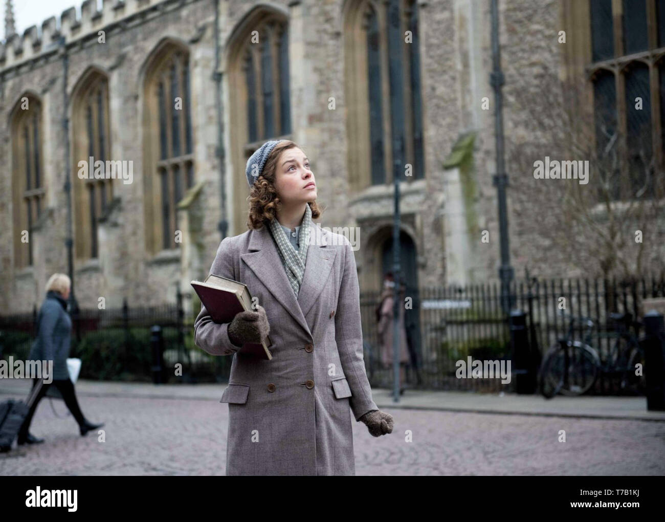 Joan rouge 2018 est un film d'espion britannique, réalisé par Trevor Nunn, sur un scénario de Lindsay Shapero. Le film stars Stephen Campbell Moore, Sophie Cookson, Tom Hughes, Ben Miles, Nina Sosanya, Tereza Srbova et Judi Dench. Cette photographie est fourni pour un usage éditorial uniquement et est l'auteur du film company et/ou de l'espace attribué par le photographe ou film société de production. Banque D'Images