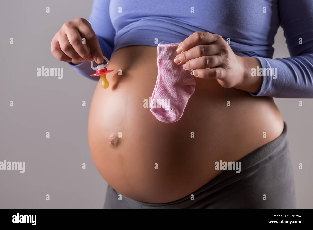 Droit De L Estomac De Femme Enceinte Avec Holding Sucette Pour Bebe Fille Sur Fond Gris Photo Stock Alamy Droit De L Estomac De Femme Enceinte Avec Holding Sucette Pour Bebe Fille Sur Fond Gris Photo Stock Alamy