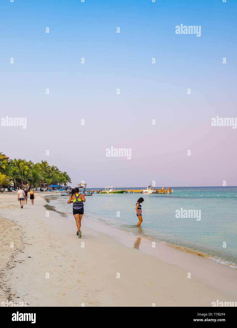Exécution sur West Bay Beach Roatan Honduras tôt le matin. Banque D'Images