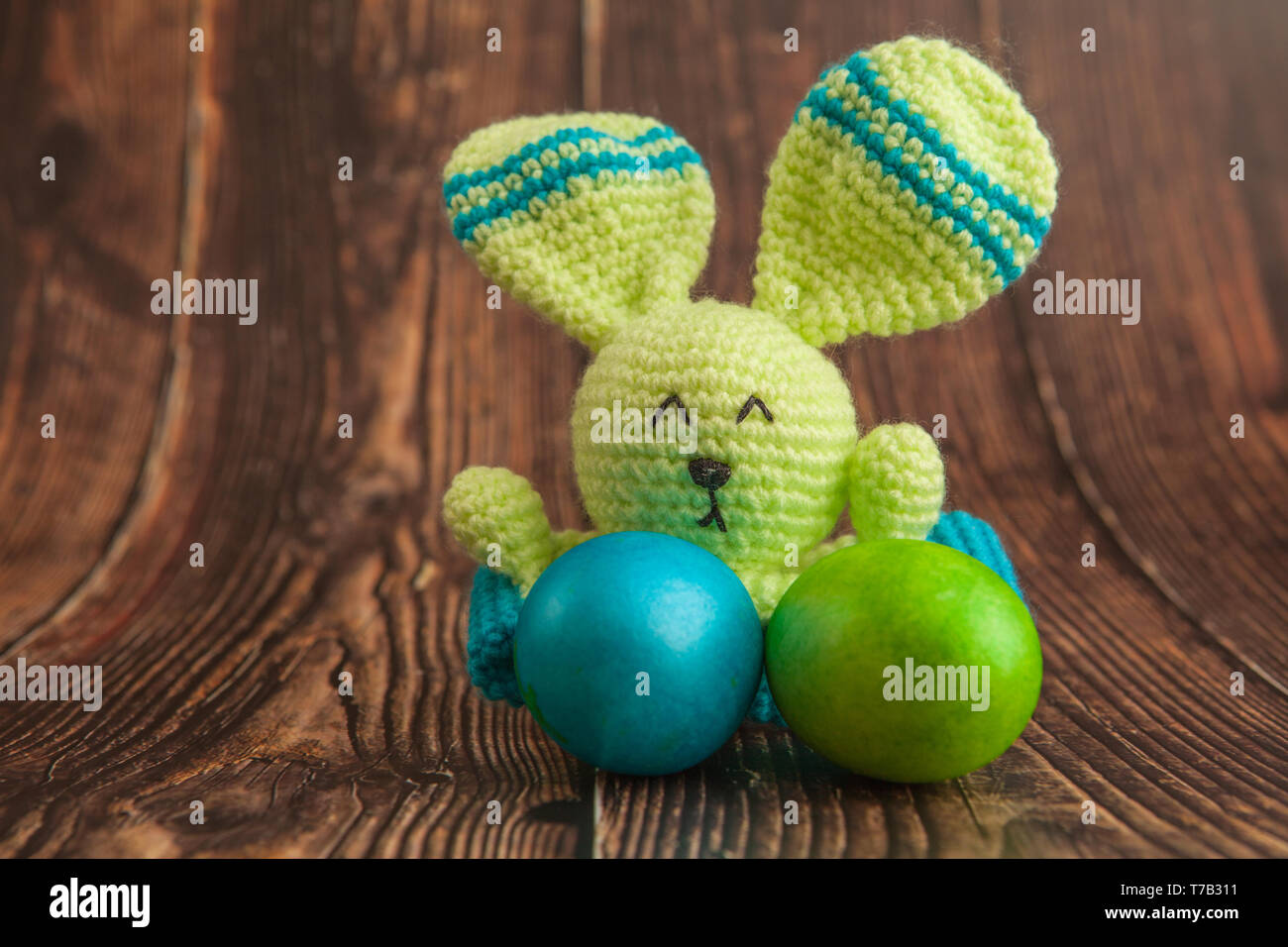 De beaux oeufs de Pâques colorés et bunny jouet. Concept de Pâques sur fond de bois Banque D'Images