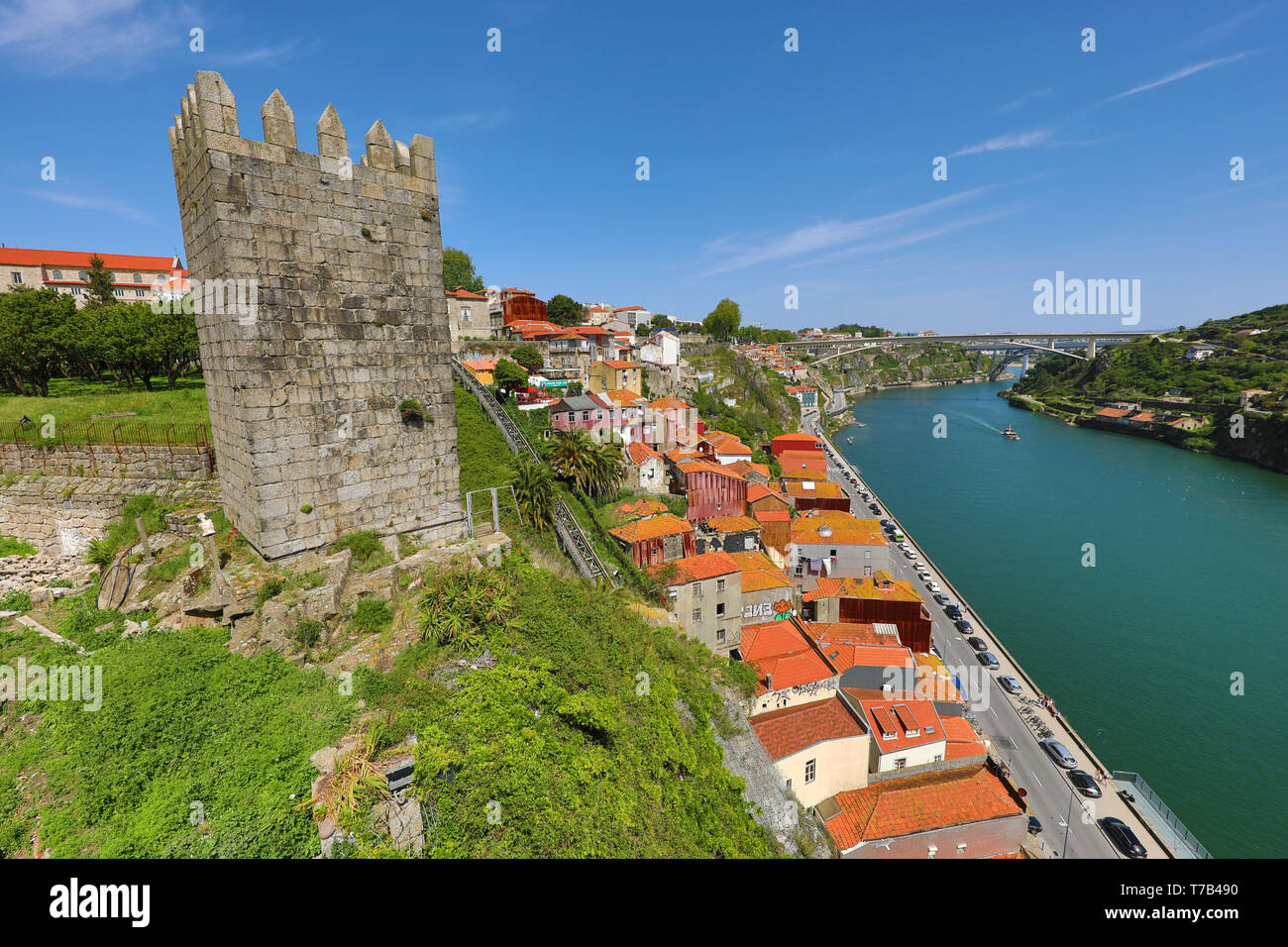 Tour et remparts de la ville de murs Ferdinand, Porto, Portugal Banque D'Images