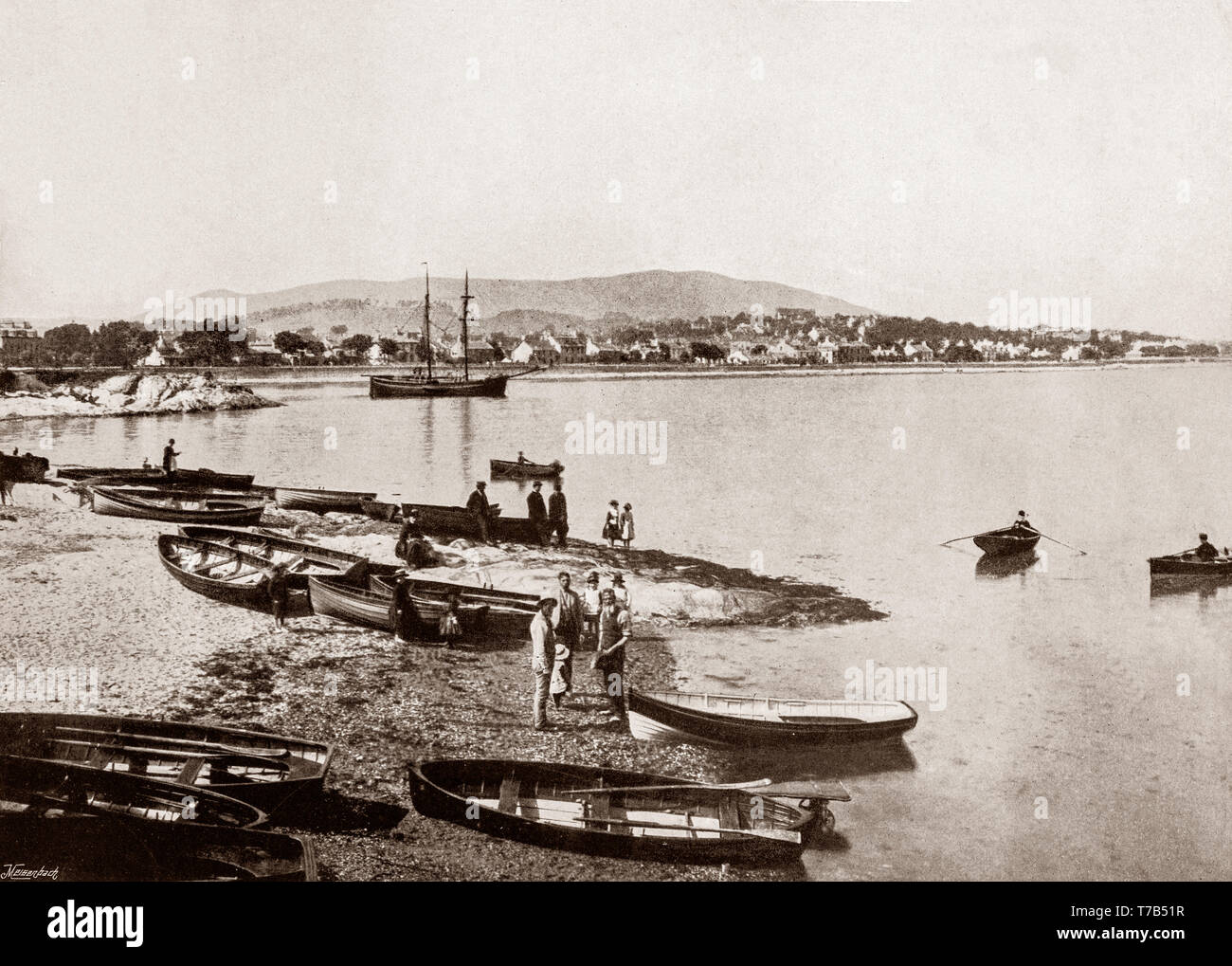 La fin du xixe siècle sur la rivière Clyde à Dunoon, la ville principale de la péninsule de Cowal dans le sud de l'Argyll and Bute, Ecosse. Il devient une destination populaire où les voyages en bateaux à vapeur était chose courante dans le Firth of Clyde ; Glaswegians décrit ce que l'oon 'Dva watter'. Cependant, sa popularité a diminué comme beaucoup de vacanciers ont commencé à aller voir ailleurs que les routes et chemins de l'amélioration et la popularité des voyages à l'étranger a augmenté. Banque D'Images