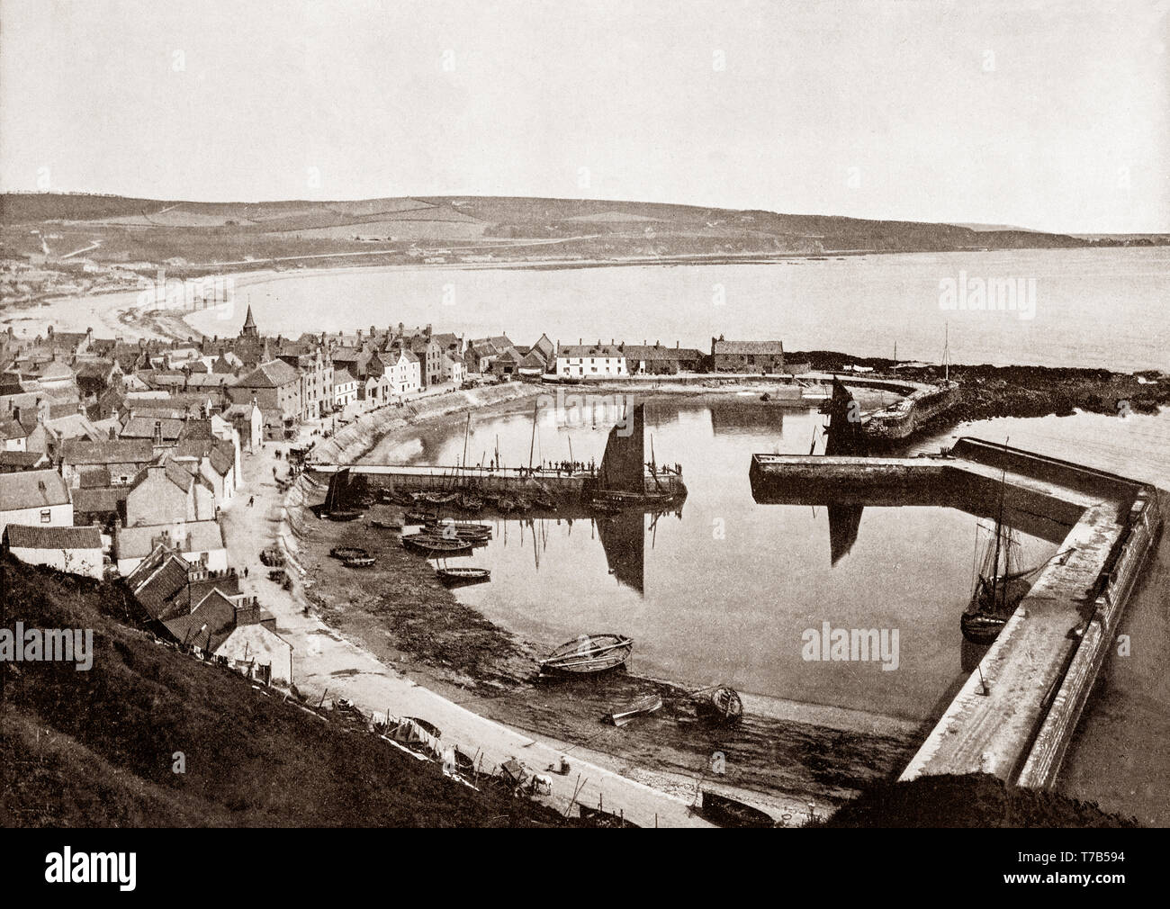 Une vue de la fin du xixe siècle de Stonehaven Harbour dans l'Aberdeenshire, en Écosse. Après la disparition de la ville de Kincardine après les guerres d'indépendance, le Parlement écossais a fait la ville du comté de Stonehaven Kincardineshire. À proximité d'une baie profondément échancrée, la ville a grandi à partir d'un village de pêcheurs de l'âge de fer, le port, composé de deux bassins, a été amélioré dans les années 1820 par l'ingénieur Robert Stevenson (grand-père de l'auteur Robert Louis Stevenson) et devient un centre important du 19e siècle, le commerce du hareng. Au 20e siècle il a augmenté rapidement après le boom pétrolier à Aberdeen. Banque D'Images
