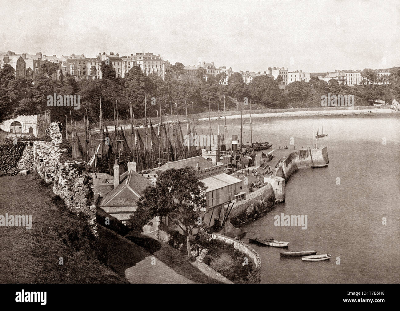 Une vue de la fin du xixe siècle de Tenby, une ville balnéaire fortifiée dans la région de Pembrokeshire, Pays de Galles, sur le côté ouest de la baie de Carmarthen. Les fortunes de la ville rose quand un résident local, banquier et homme politique, Sir William Paxton lourdement investi dans la région. Avec la croissance de l'eau de baignade en mer pour des raisons de santé, Paxton a ensuite à créer un "établissement balnéaire à la mode convient à la plus haute société. Banque D'Images
