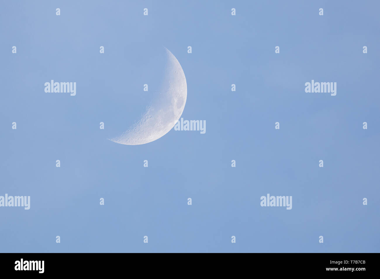 Nouvelle lune avec ciel bleu pour l'arrière-plan, le 30 mars, 2019 Banque D'Images