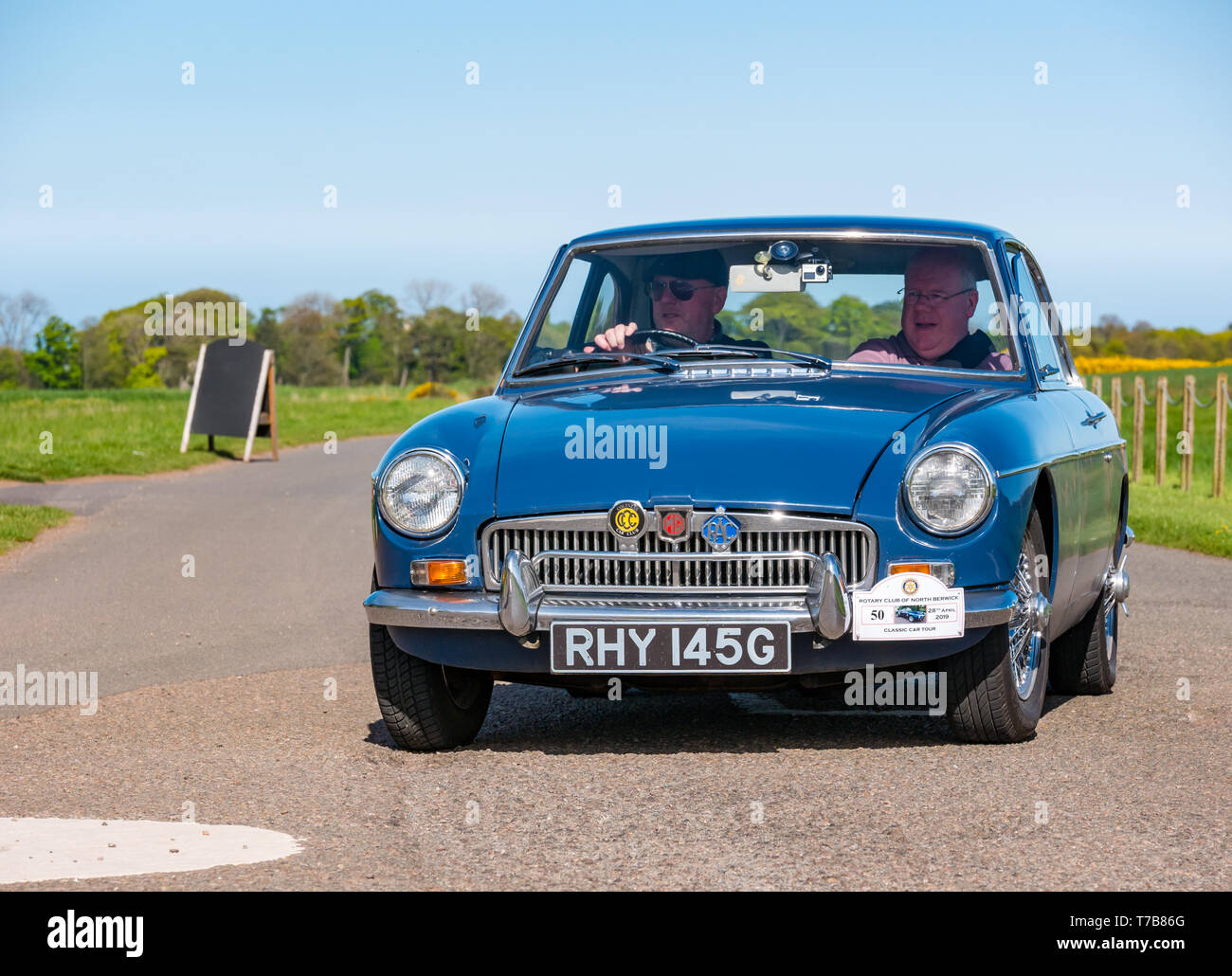 Classic vintage 1968 Voiture de sport MG arrivant à Estate Archerfield, North Berwick Rotary Club voiture classique d' 2019, East Lothian, Scotland, UK Banque D'Images
