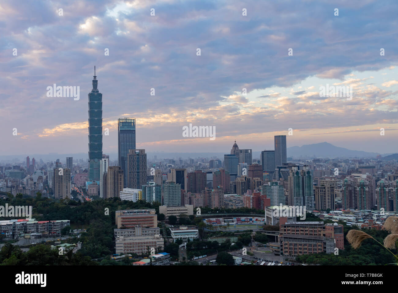 Vue aérienne de la Taipei 101 et la ville de Xiangshan à Taipei, Taïwan Banque D'Images