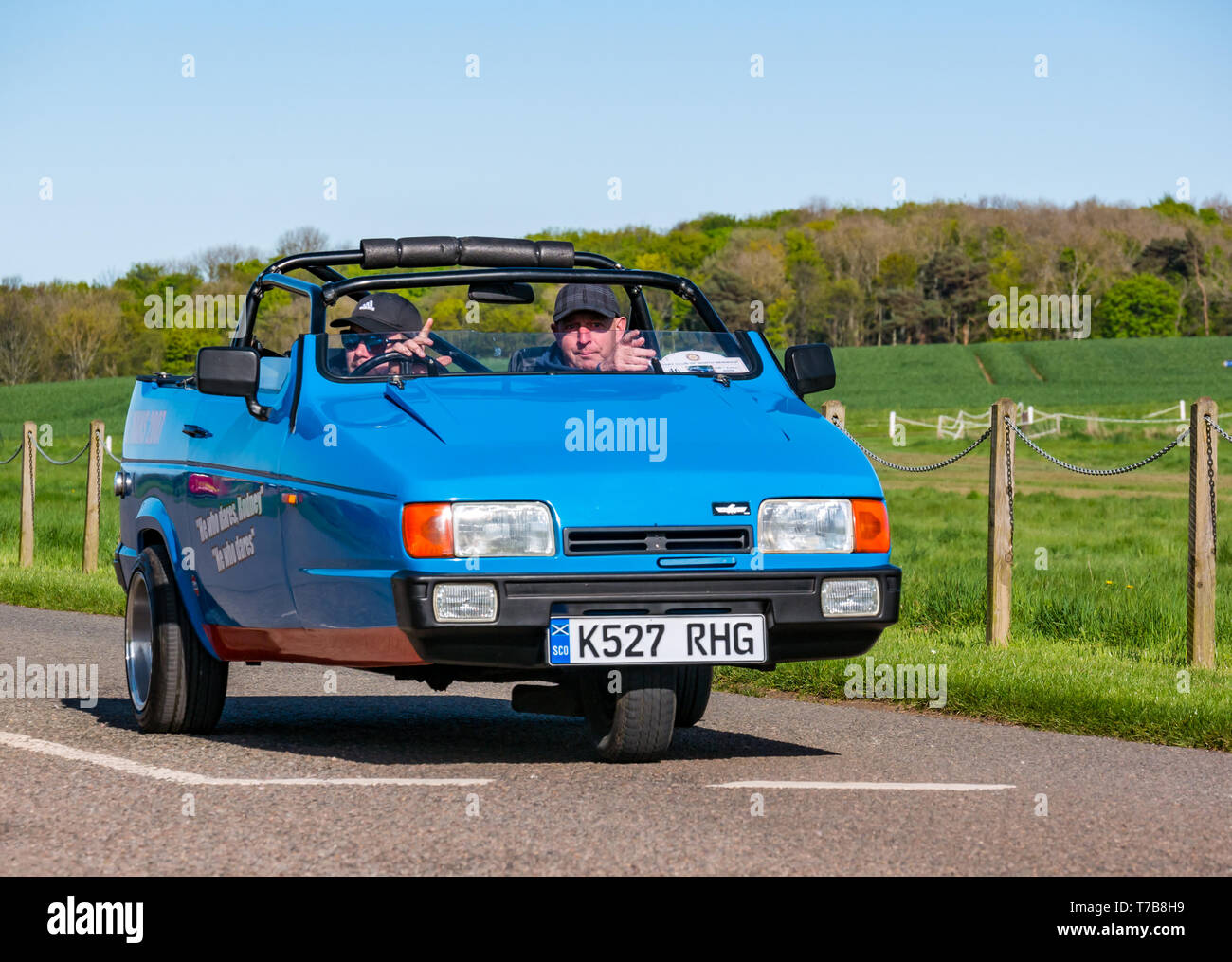 Trois roues vintage 1993 Reliant Robin voiture arrivant à Estate Archerfield, North Berwick Rotary Club Classic Tour en voiture, East Lothian, Scotland, UK Banque D'Images