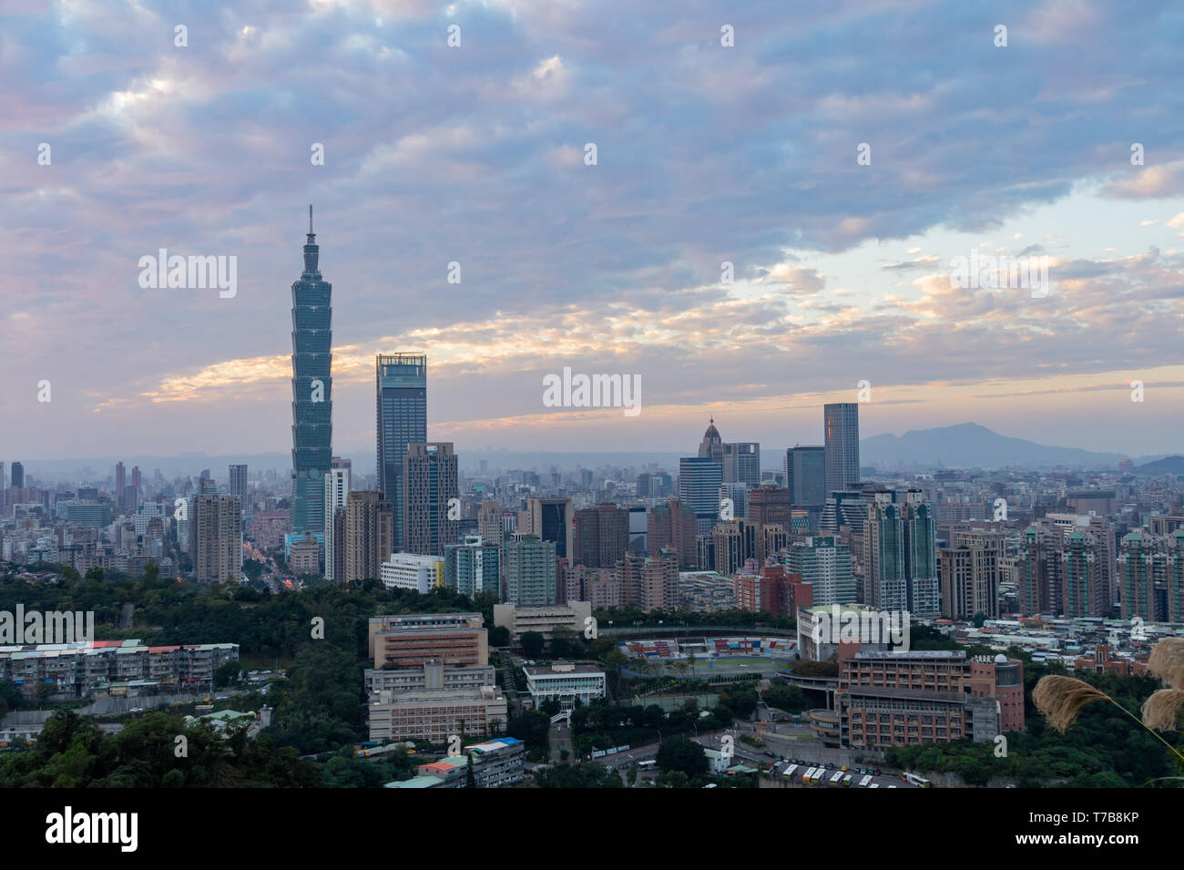 Vue aérienne de la Taipei 101 et la ville de Xiangshan à Taipei, Taïwan Banque D'Images