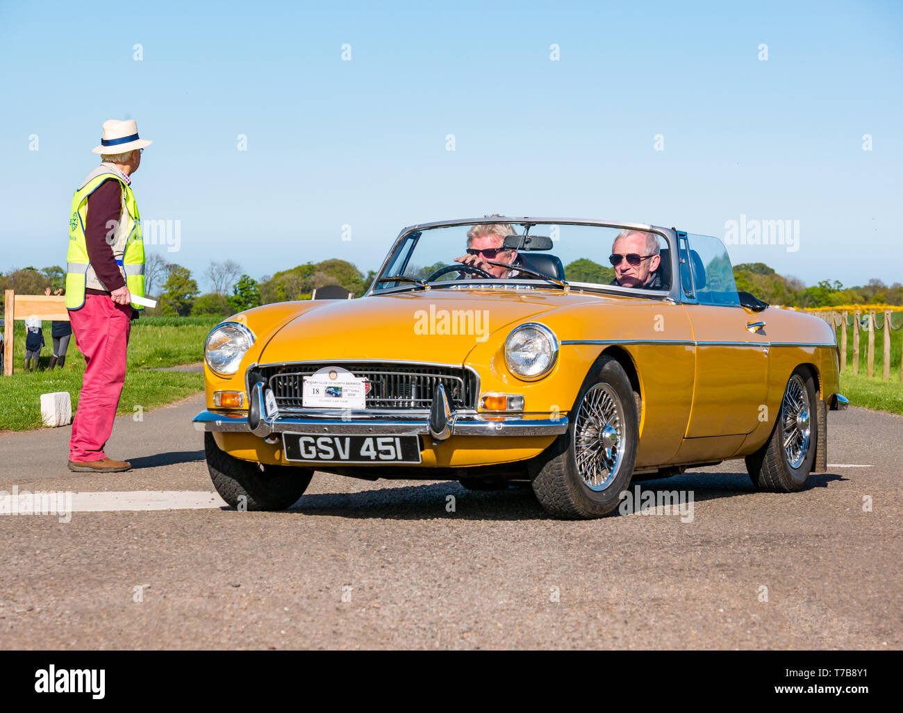 Vintage 1973 MG voiture sport décapotable arrivant à Estate Archerfield, North Berwick Rotary Club voiture classique d' 2019, East Lothian, Scotland, UK Banque D'Images