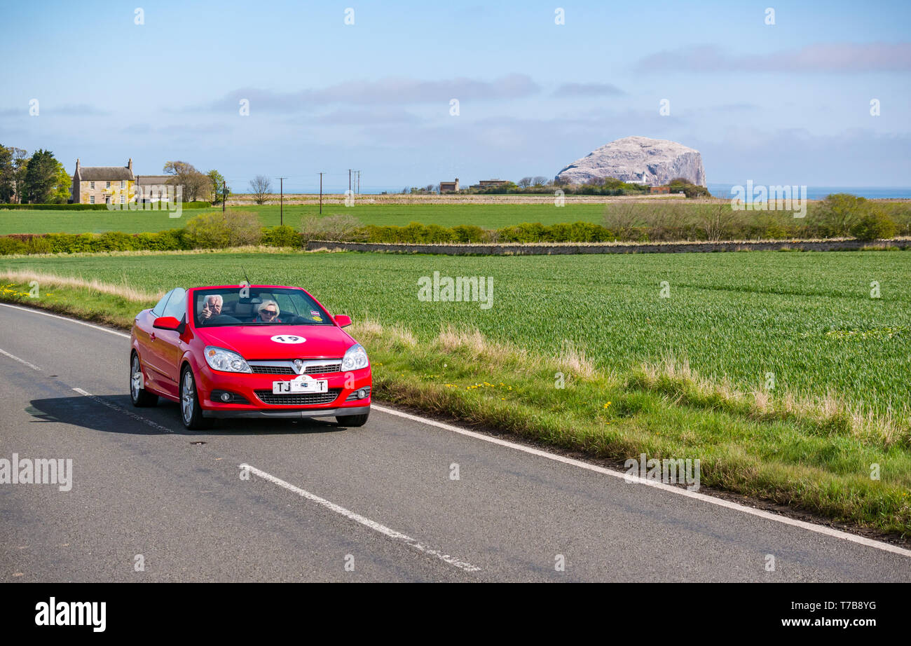 Vauxhall voiture sport décapotable avec Bass Rock, North Berwick Rotary Club voiture classique d' 2019, East Lothian, Scotland, UK Banque D'Images