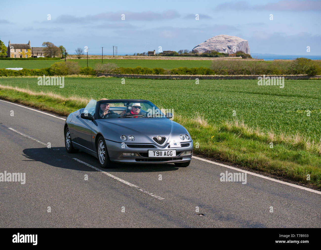 Classic 1999 Alfa Romeo Spider voiture sport décapotable avec Bass Rock, North Berwick Rotary Club voiture classique d' 2019, East Lothian, Scotland, UK Banque D'Images