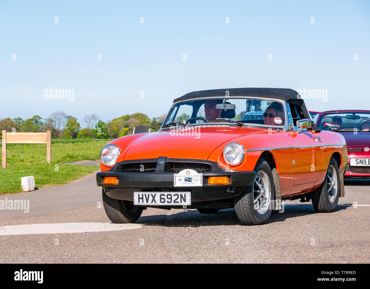 Vintage 1974 MG voiture sport décapotable arrivant à Estate Archerfield, North Berwick Rotary Club voiture classique d' 2019, East Lothian, Scotland, UK Banque D'Images