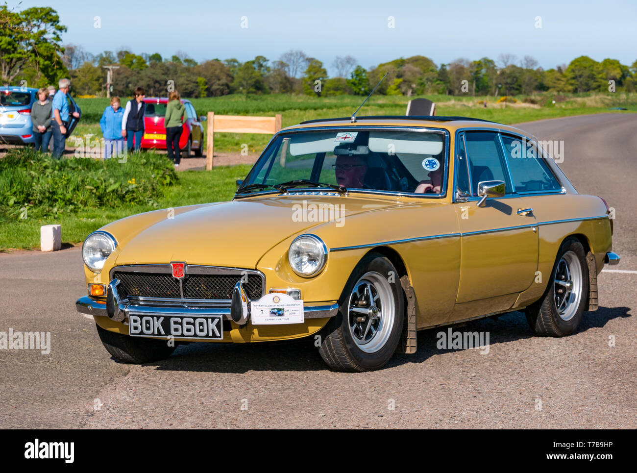 Vintage 1972 MG voiture sport décapotable arrivant à Estate Archerfield, North Berwick Rotary Club voiture classique d' 2019, East Lothian, Scotland, UK Banque D'Images