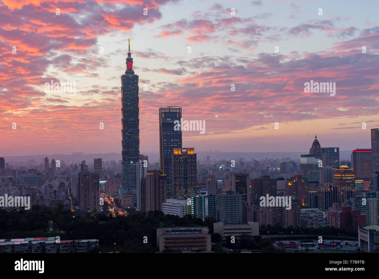 Coucher du soleil Vue aérienne de la Taipei 101 et la ville de Xiangshan à Taipei, Taïwan Banque D'Images