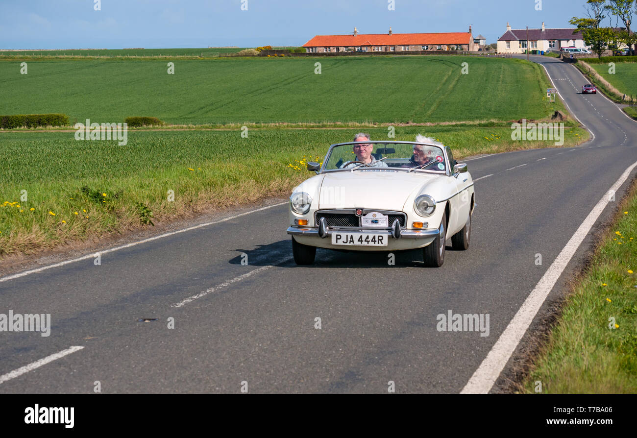 Classic vintage 1976 MG voiture sport décapotable on country road, North Berwick Rotary Club voiture classique d' 2019, East Lothian, Scotland, UK Banque D'Images