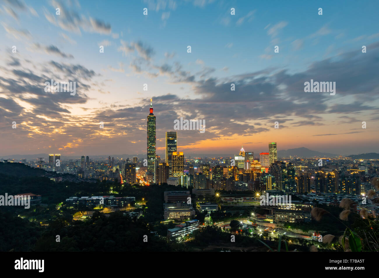 Vue aérienne de nuit le Taipei 101 et la ville de Xiangshan à Taipei, Taïwan Banque D'Images