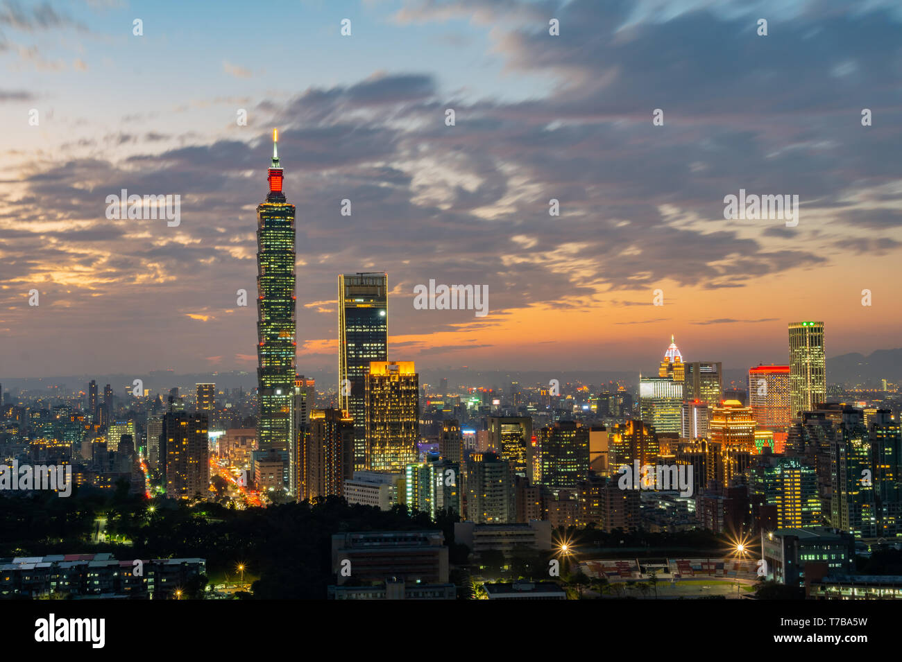 Vue aérienne de nuit le Taipei 101 et la ville de Xiangshan à Taipei, Taïwan Banque D'Images