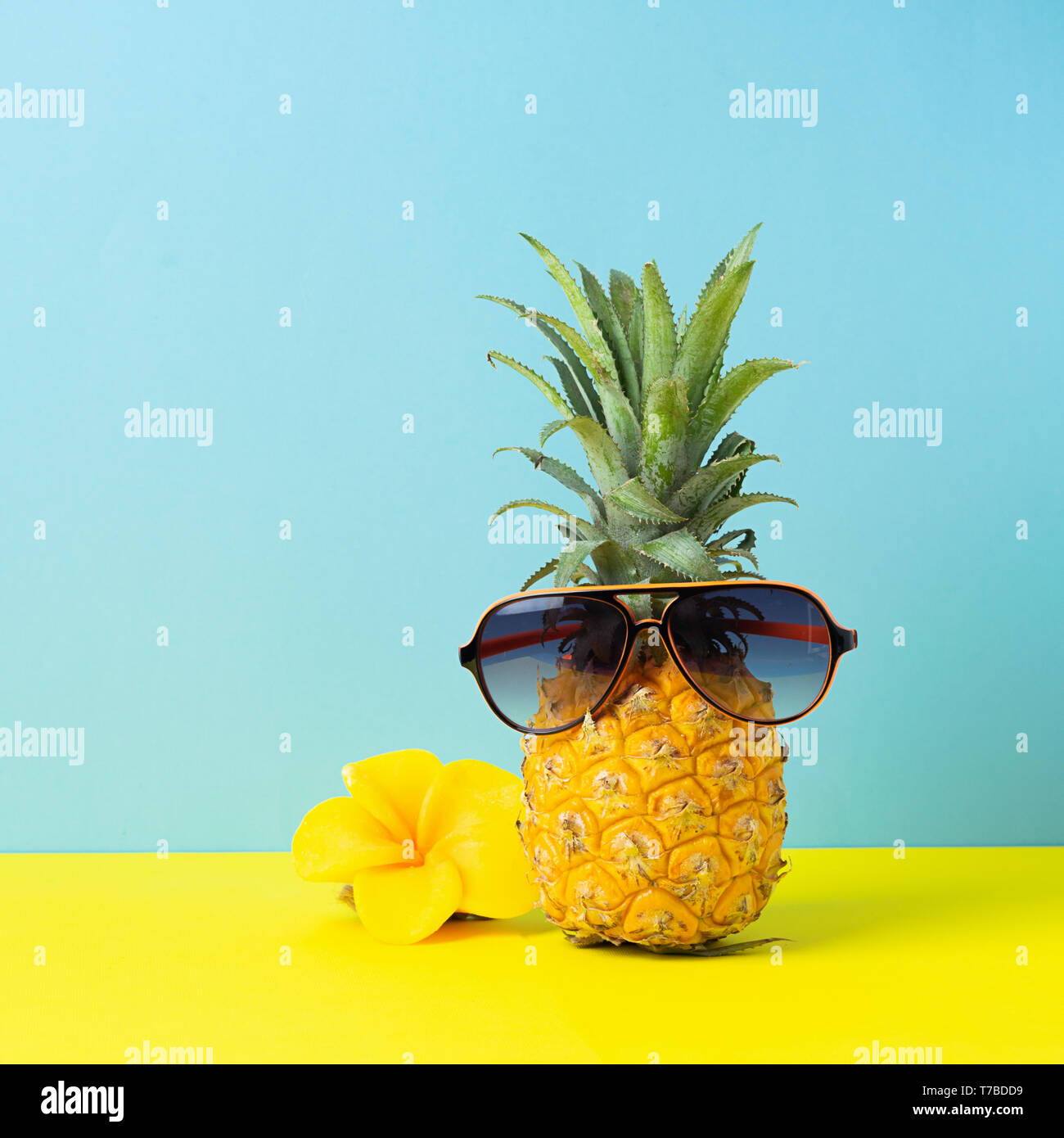 L'ananas mûr jaune à jaune lunettes de fond bleu. Drôle de visage d'un  fruit tropical. Concept Photo Stock - Alamy