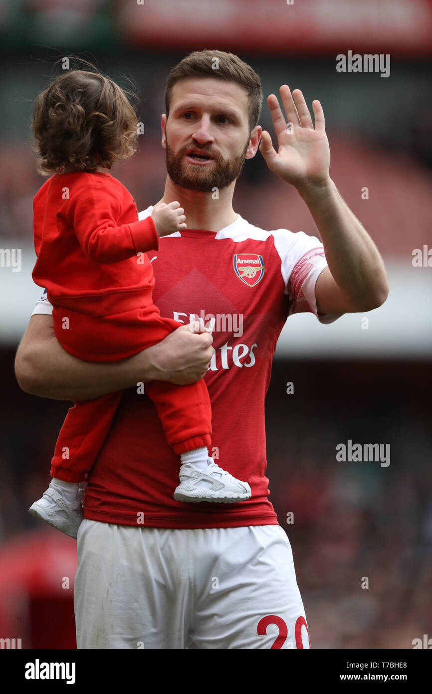 Londres, Royaume-Uni. Le 05 mai, 2019. Shkodran Mustafi (A) merci les fans après l'Arsenal v Brighton et Hove Albion English Premier League match de football à l'Emirates Stadium, Londres, Royaume-Uni le 5 mai 2019. **Utilisation éditoriale uniquement, licence requise pour un usage commercial. Aucune utilisation de pari, de jeux ou d'un seul club/ligue/dvd publications** Crédit : Paul Marriott/Alamy Live News Banque D'Images