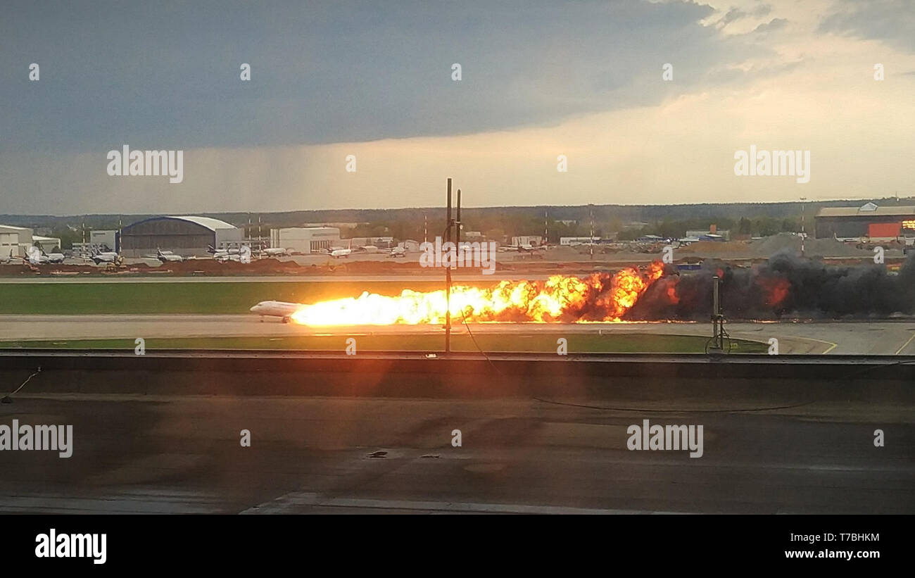 Moscou, Russie. 5 mai, 2019. Un avion du passager est considéré sur le feu lors de son atterrissage d'urgence à l'aéroport international Sheremetyevo, à Moscou, Russie, le 5 mai 2019. Comité d'enquête de Russie a confirmé 37 survivants de 78 personnes à bord d'un avion de passagers SSJ-100 en route vers le nord-ouest de la ville russe de Mourmansk, qui était en feu pendant un atterrissage d'urgence à l'aéroport international Sheremetyevo, à Moscou dimanche. Crédit : Sergei/Xinhua/Alamy Live News Banque D'Images