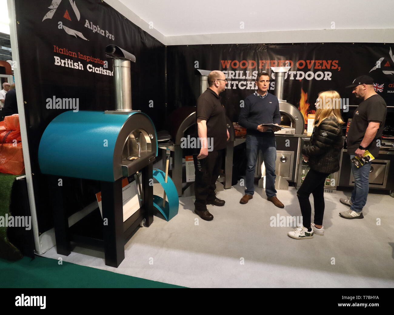 Londres, Royaume-Uni. 5 mai, 2019. Produits barbecue vu affiché lors de l'exposition.Grand Designs Live exposition parrainée par Anglian Home Improvements, avec plus de 500 exposants dans les zones pour la technologie durable, auto-construction, la conception, la technologie grand, intérieurs, cuisines et salles de bain, jardins, de nourriture et d'articles ménagers. Le salon offre aux visiteurs une occasion unique de voir toutes les dernières tendances pour la maison ainsi que de nombreux produits jamais vu auparavant. Basé sur le canal 4 séries TV et tenue à Excel London. Credit : Keith Mayhew SOPA/Images/ZUMA/Alamy Fil Live News Banque D'Images