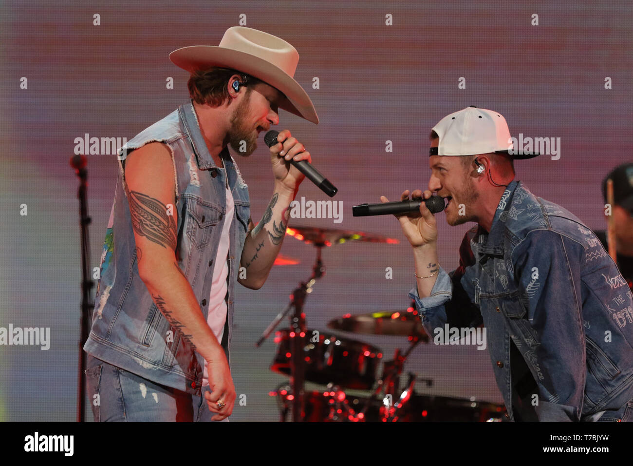 AUSTIN, TX - 04 MAI : Tyler Hubbard et Brian Kelley de Floride Géorgie Line effectue sur scène pendant le Festival 2019 iHeartCountry au Frank Erwin Center le 4 mai 2019 à Austin, Texas. Photo : Chris/MediaPunch Tello/imageSPACE Banque D'Images