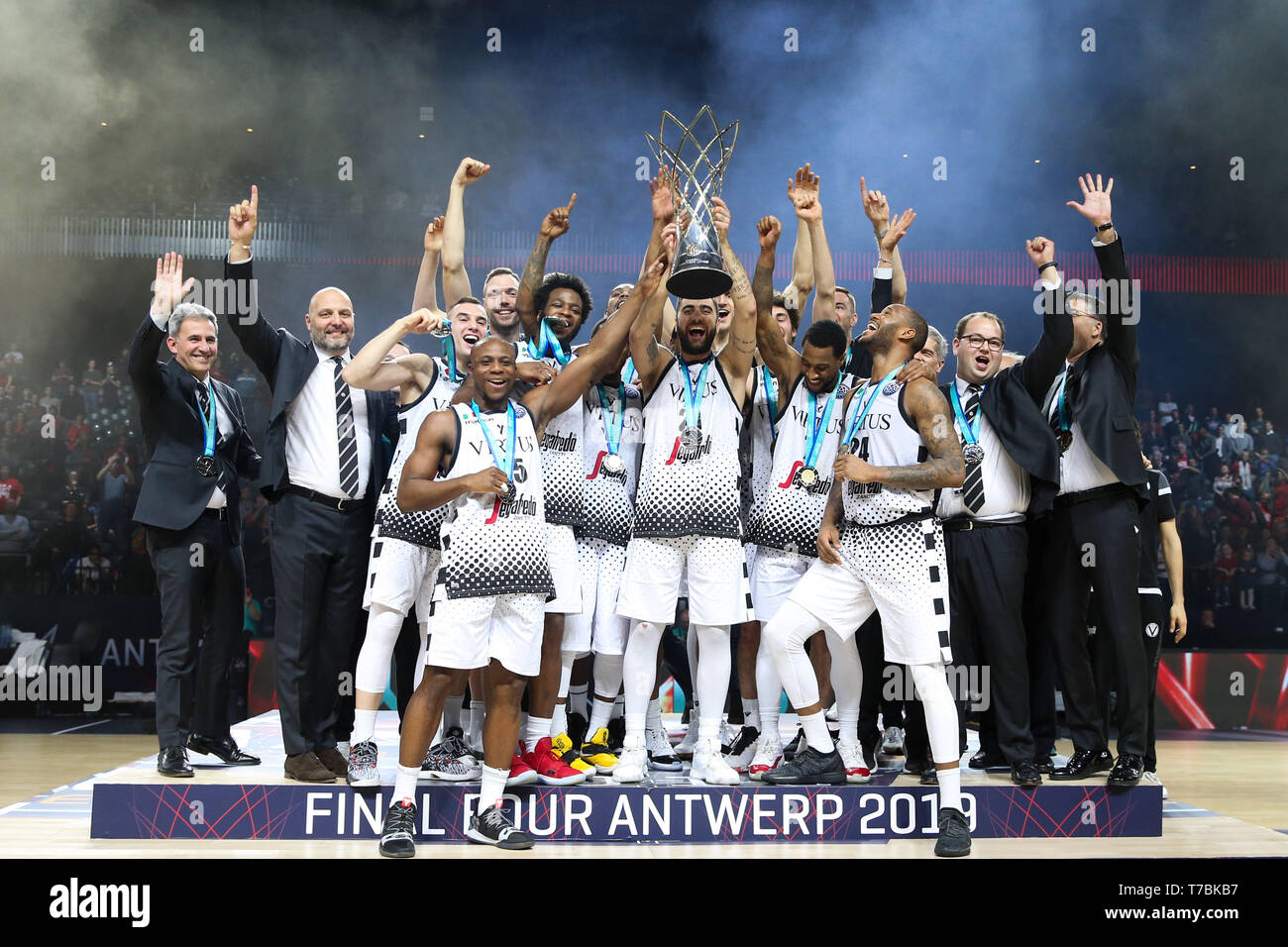 Anvers, Belgique. 5 mai, 2019. Membres de Segafredo Virtus Bologne célèbrent leur victoire après avoir remporté le match final entre Segafredo Virtus Bologne et Iberostar Tenerife de la Ligue des Champions de basket-ball de la FIBA à Anvers, Belgique, le 5 mai 2019. La Virtus Bologne Segafredo gagné 73-61 et réclamé l'intitulé. Credit : Zheng Huansong/Xinhua/Alamy Live News Banque D'Images