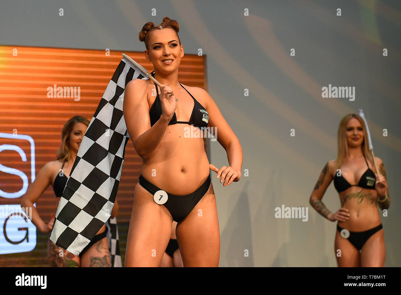 Nathalie Dürbeck, deuxième place en 2019, du concours Miss Tuning Tuning World Bodensee vu au cours de 2019. Le plus grand salon Tuning en Europe avec de nombreuses activités et concours. Le salon a lieu à Friedrichshafen Messe, en Allemagne. Banque D'Images