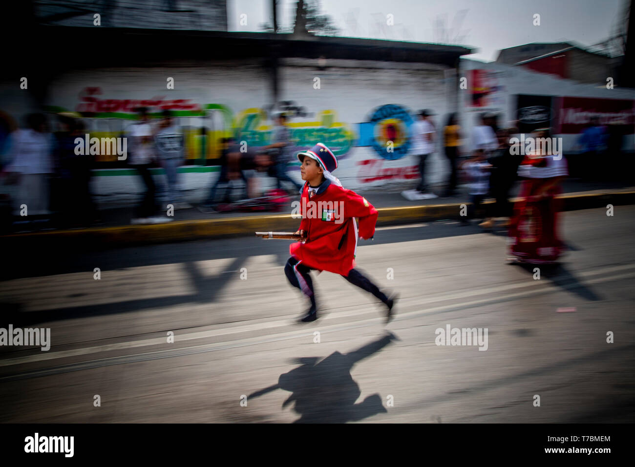 Mexico City, Mexique. Le 05 mai, 2019. Un jeune garçon, en vêtements français traverse une rue au cours d'une reconstitution de la bataille de Puebla. Dans la bataille de Puebla, les troupes mexicaines a défait l'armée française le 5 mai 1862 - 5 mai. La bataille de Puebla a été la plus importante victoire du Mexique au début de l'intervention française au Mexique. Credit : Jair Cabrera Torres/dpa/Alamy Live News Banque D'Images