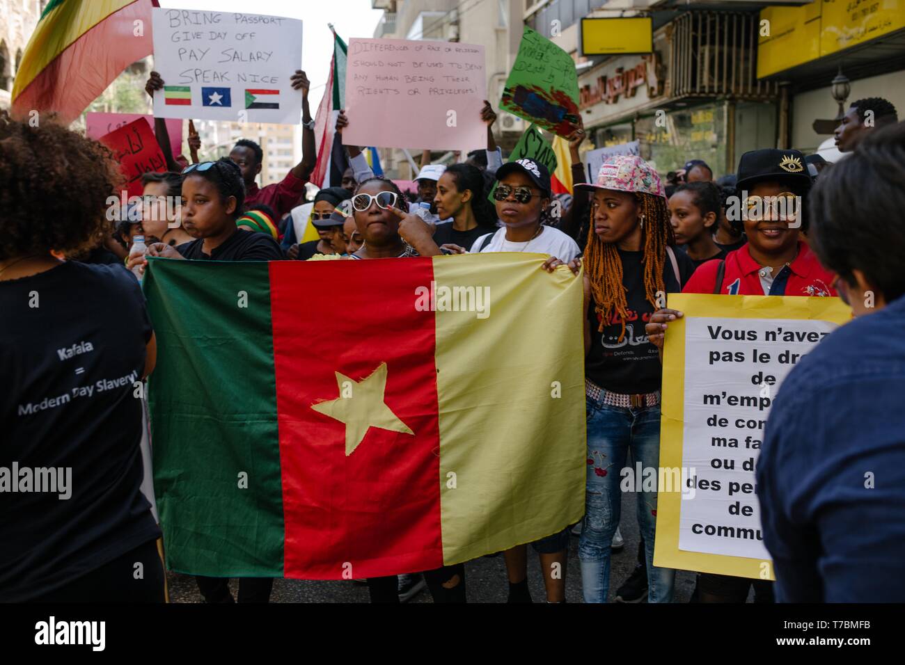 Les protestataires sont vus maintenant un drapeau pendant la démonstration. Des centaines de personnes de différentes nationalités ont défilé pour protester contre les droits des travailleurs migrants, criant des slogans et en tenant des banderoles réclamant l'abolition de la kafala controversé système de parrainage. Banque D'Images