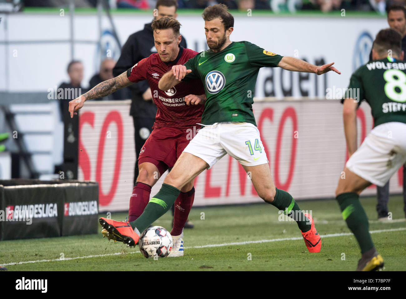 Wolfsburg, Allemagne. 04 mai, 2019. Robert Bauer (gauche, N) versus Admir Mehmedi (WOB), action, les duels, le football 1. Bundesliga, 32.journée, VfL Wolfsburg (WOB) - 1.FC Nuremberg 2 : 0, le 04/05/2019 à Wolfsburg/Allemagne, ¬ | Conditions de crédit dans le monde entier : dpa/Alamy Live News Banque D'Images